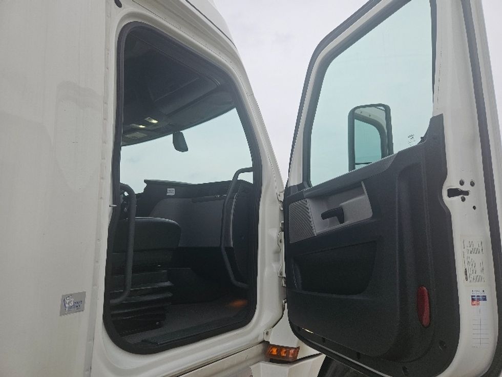 Sleeper Tractor-Heavy Duty Tractors-Freightliner-2020-T12664ST-Moberly-MO-528,120\n\t\tmiles-$ 62,500 - Image 13