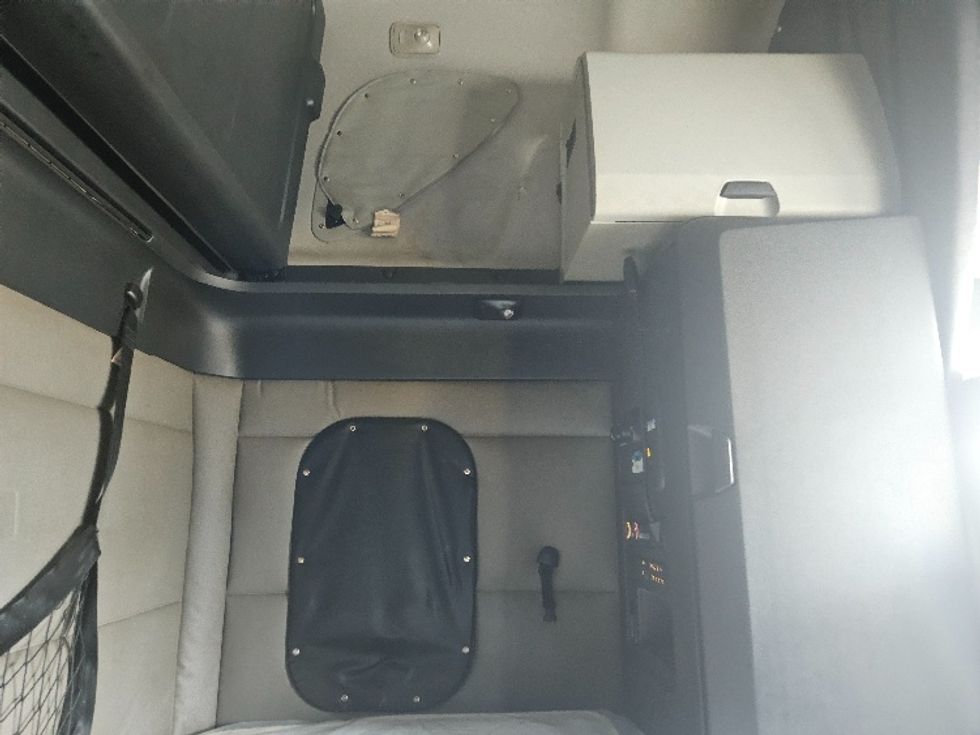 Sleeper Tractor-Heavy Duty Tractors-Freightliner-2020-T12664ST-Moberly-MO-528,120\n\t\tmiles-$ 62,500 - Image 18