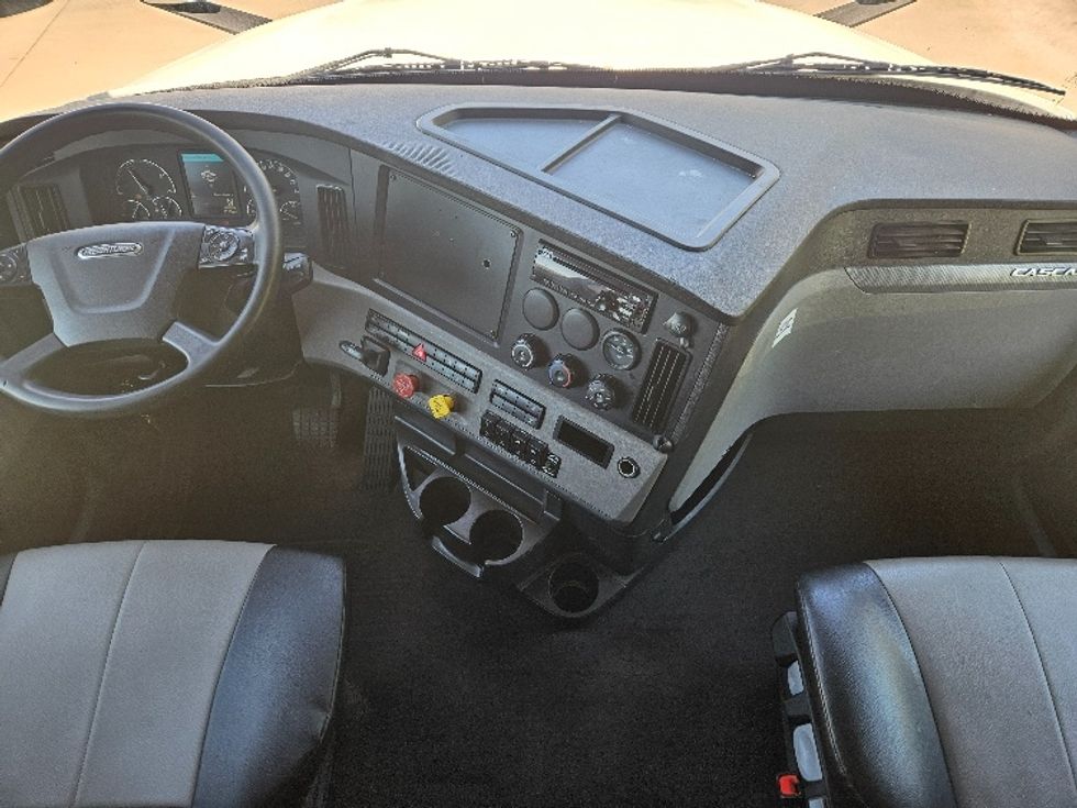 Sleeper Tractor-Heavy Duty Tractors-Freightliner-2020-T12664ST-Moberly-MO-536,041\n\t\tmiles-$ 56,250 - Image 12