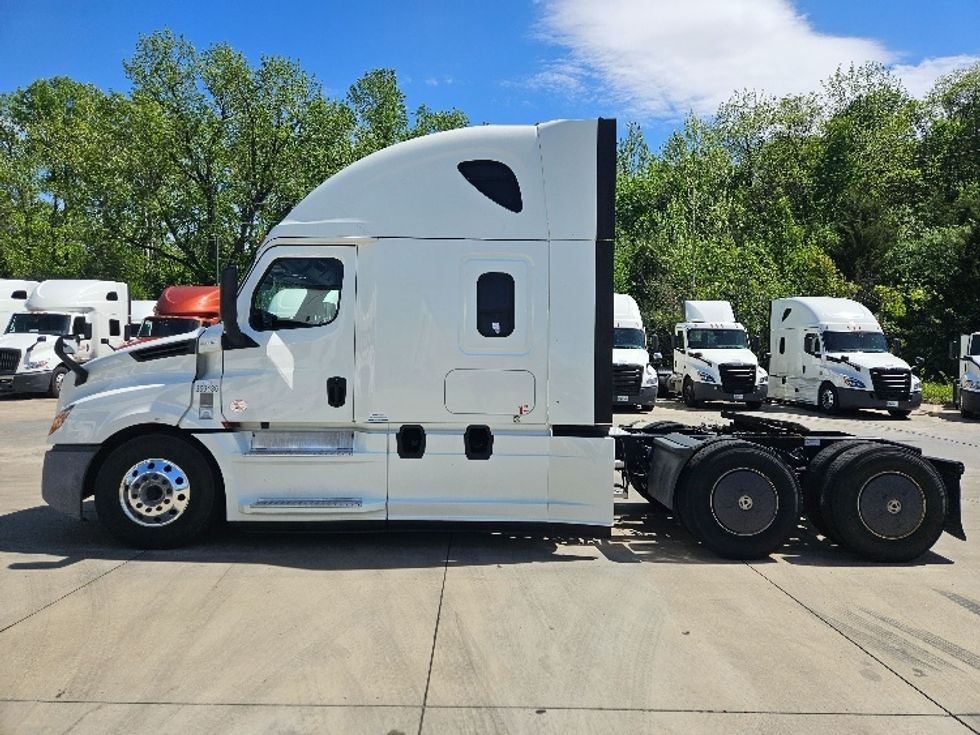Sleeper Tractor-Heavy Duty Tractors-Freightliner-2020-T12664ST-Moberly-MO-536,041\n\t\tmiles-$ 56,250 - Image 4
