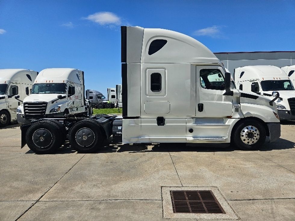 Sleeper Tractor-Heavy Duty Tractors-Freightliner-2020-T12664ST-Moberly-MO-536,041\n\t\tmiles-$ 56,250 - Image 8