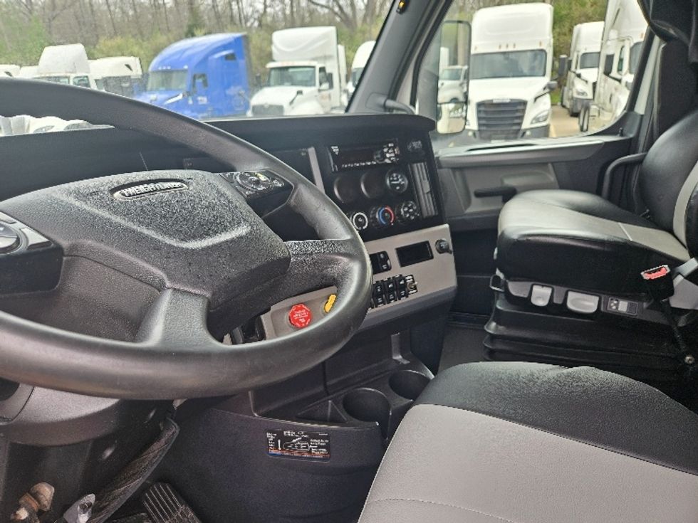 Sleeper Tractor-Heavy Duty Tractors-Freightliner-2020-T12664ST-Moberly-MO-543,573\n\t\tmiles-$ 56,250 - Image 10