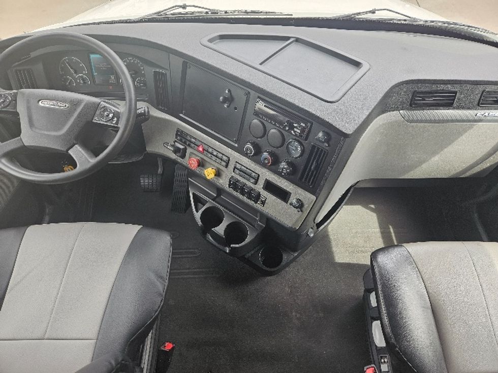 Sleeper Tractor-Heavy Duty Tractors-Freightliner-2020-T12664ST-Moberly-MO-543,573\n\t\tmiles-$ 56,250 - Image 12