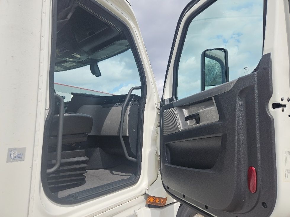 Sleeper Tractor-Heavy Duty Tractors-Freightliner-2020-T12664ST-Moberly-MO-543,573\n\t\tmiles-$ 56,250 - Image 13