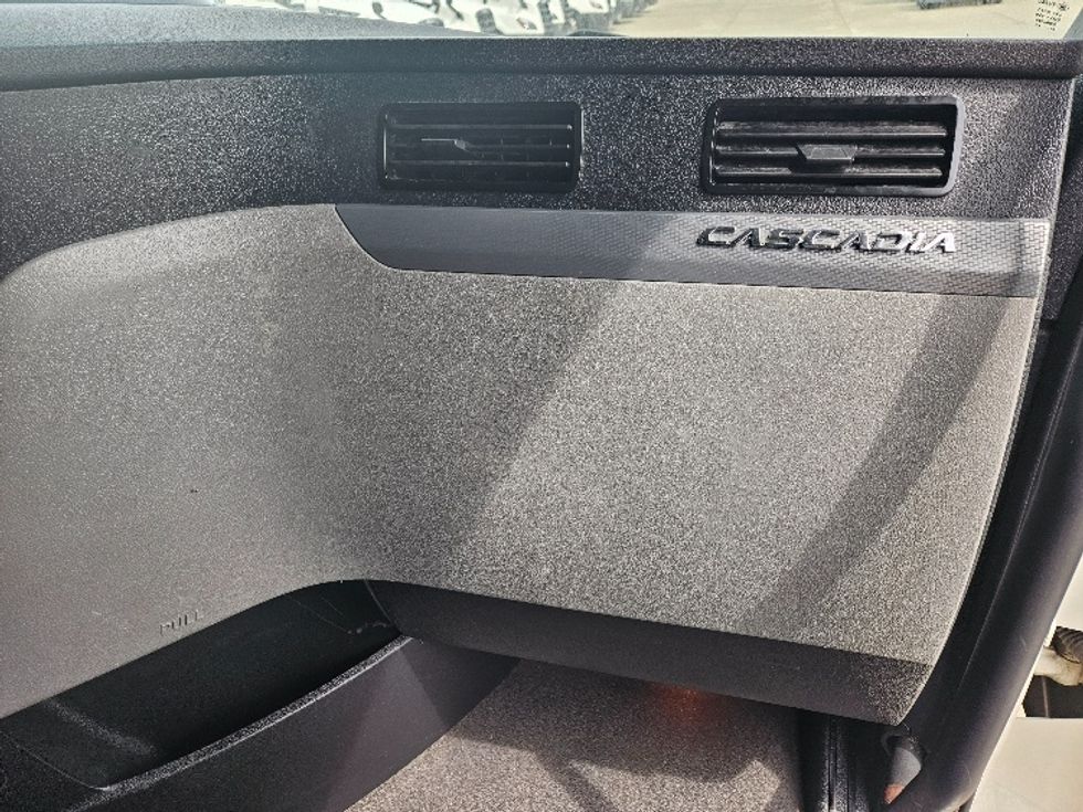 Sleeper Tractor-Heavy Duty Tractors-Freightliner-2020-T12664ST-Moberly-MO-543,573\n\t\tmiles-$ 56,250 - Image 14