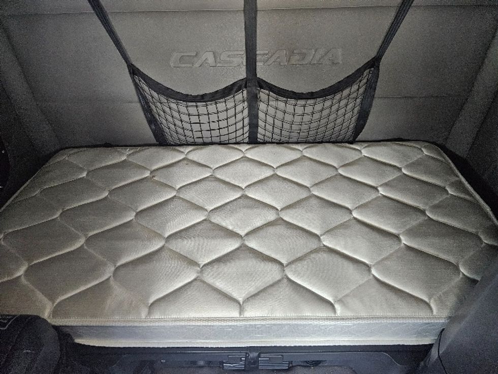 Sleeper Tractor-Heavy Duty Tractors-Freightliner-2020-T12664ST-Moberly-MO-543,573\n\t\tmiles-$ 56,250 - Image 17