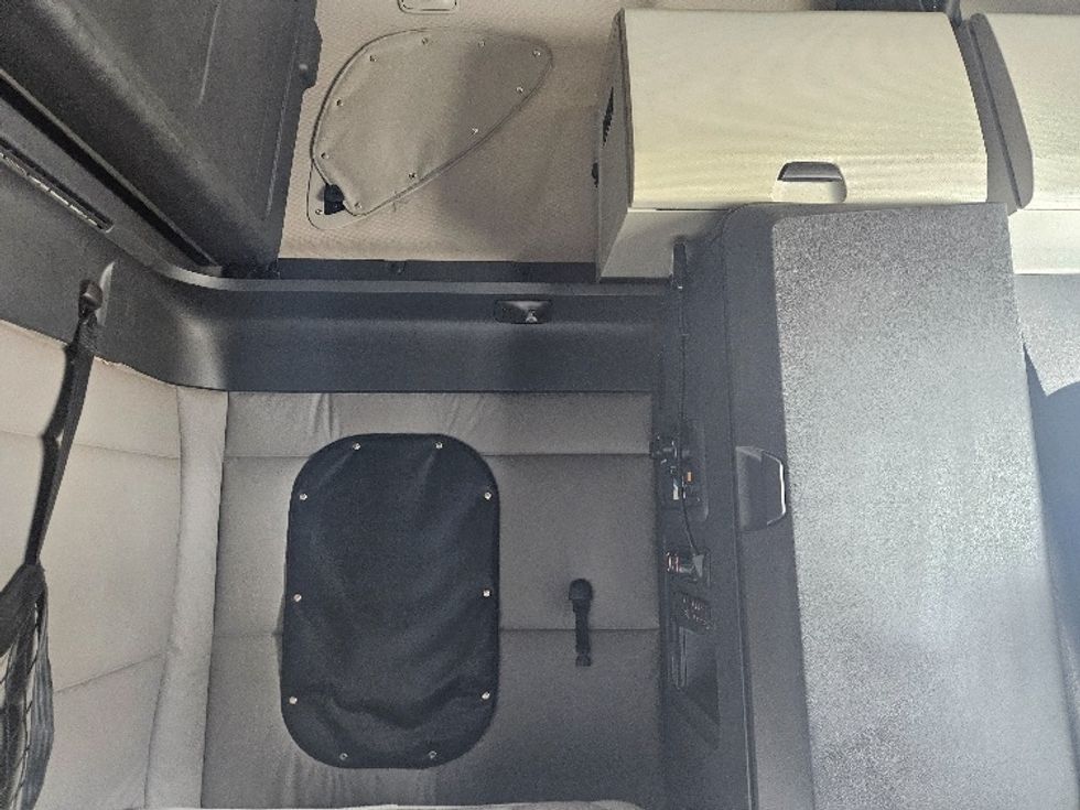 Sleeper Tractor-Heavy Duty Tractors-Freightliner-2020-T12664ST-Moberly-MO-543,573\n\t\tmiles-$ 56,250 - Image 18