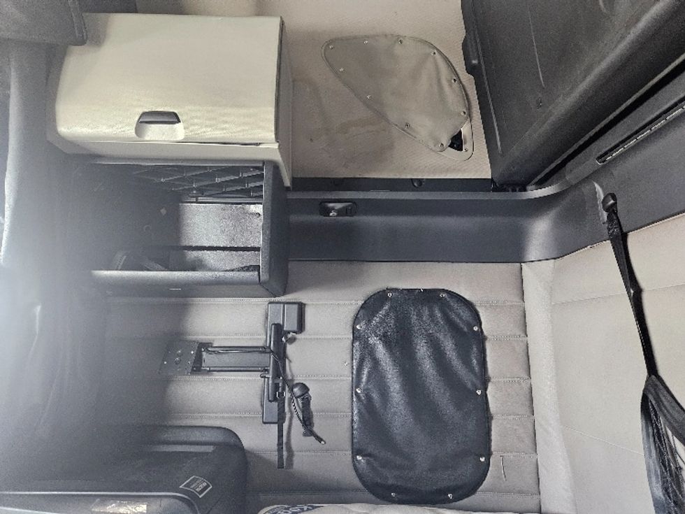 Sleeper Tractor-Heavy Duty Tractors-Freightliner-2020-T12664ST-Moberly-MO-543,573\n\t\tmiles-$ 56,250 - Image 19