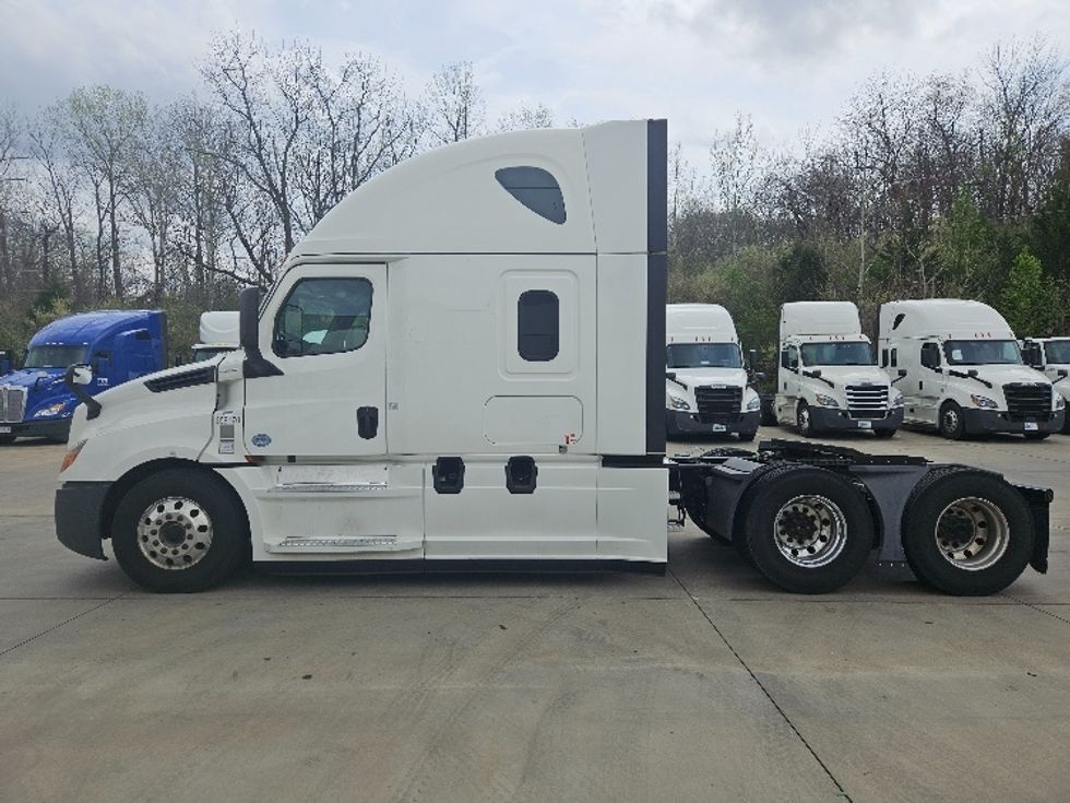 Sleeper Tractor-Heavy Duty Tractors-Freightliner-2020-T12664ST-Moberly-MO-543,573\n\t\tmiles-$ 56,250 - Image 4