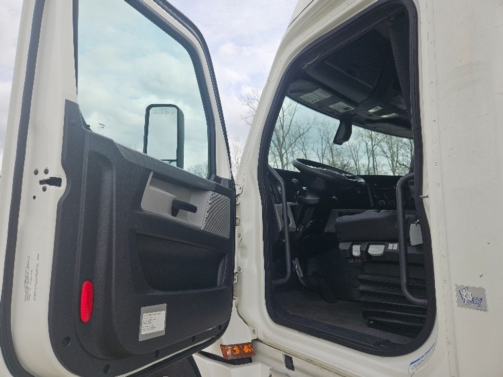 Sleeper Tractor-Heavy Duty Tractors-Freightliner-2020-T12664ST-Moberly-MO-543,573\n\t\tmiles-$ 56,250 - Image 9