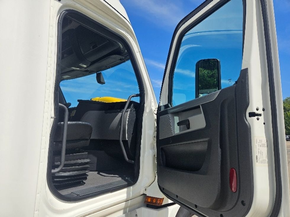 Sleeper Tractor-Heavy Duty Tractors-Freightliner-2020-T12664ST-Moberly-MO-544,277\n\t\tmiles-$ 61,250 - Image 13