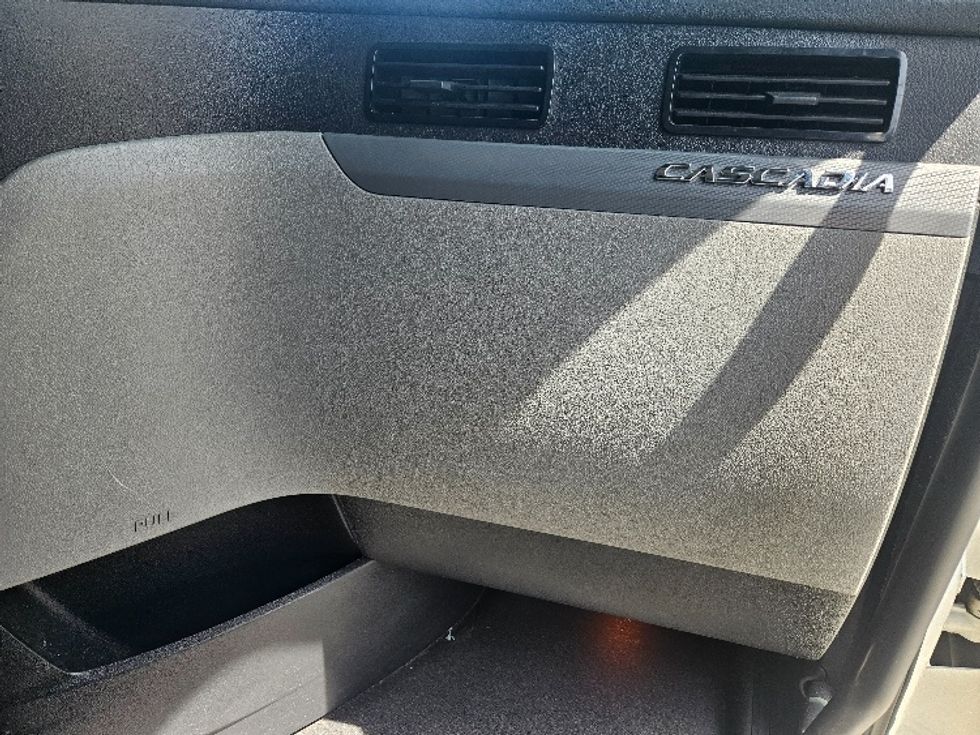 Sleeper Tractor-Heavy Duty Tractors-Freightliner-2020-T12664ST-Moberly-MO-544,277\n\t\tmiles-$ 61,250 - Image 14