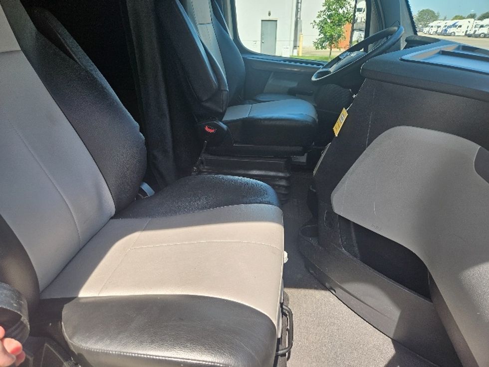 Sleeper Tractor-Heavy Duty Tractors-Freightliner-2020-T12664ST-Moberly-MO-544,277\n\t\tmiles-$ 61,250 - Image 15