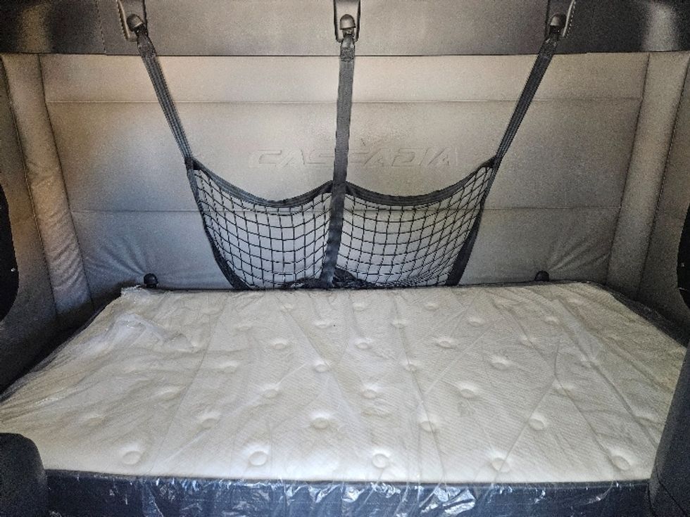 Sleeper Tractor-Heavy Duty Tractors-Freightliner-2020-T12664ST-Moberly-MO-544,277\n\t\tmiles-$ 61,250 - Image 16