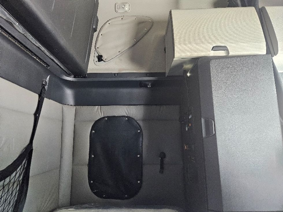 Sleeper Tractor-Heavy Duty Tractors-Freightliner-2020-T12664ST-Moberly-MO-544,277\n\t\tmiles-$ 61,250 - Image 18