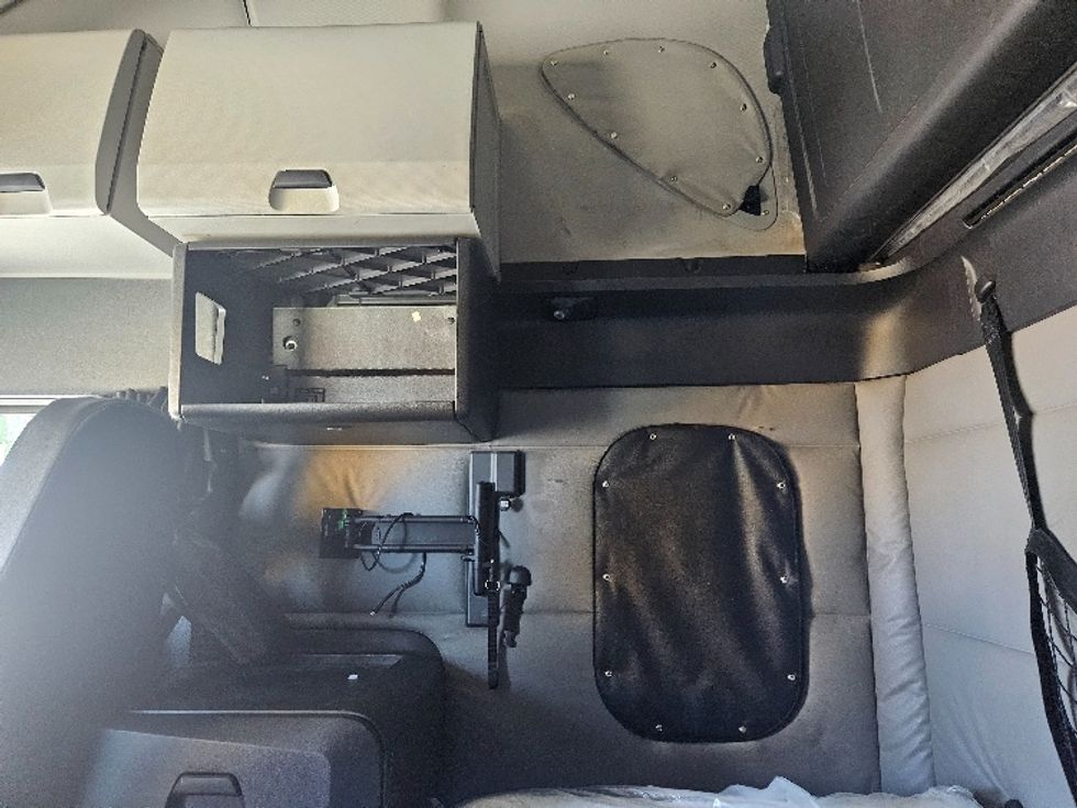 Sleeper Tractor-Heavy Duty Tractors-Freightliner-2020-T12664ST-Moberly-MO-544,277\n\t\tmiles-$ 61,250 - Image 19