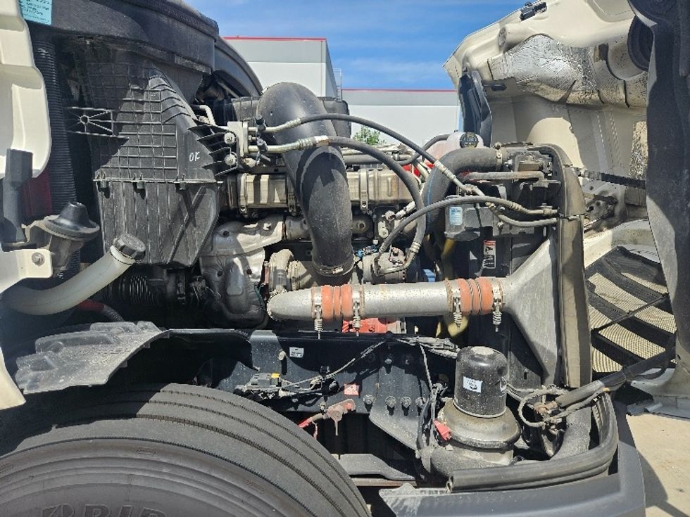 Sleeper Tractor-Heavy Duty Tractors-Freightliner-2020-T12664ST-Moberly-MO-544,277\n\t\tmiles-$ 61,250 - Image 20