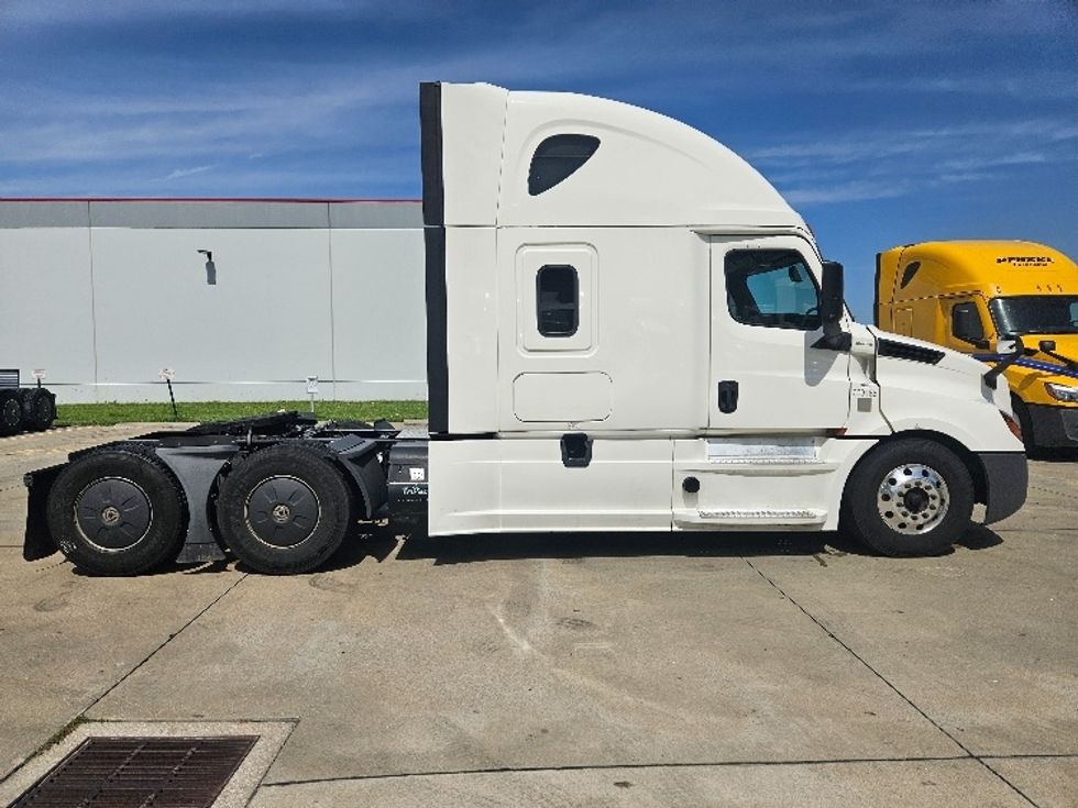 Sleeper Tractor-Heavy Duty Tractors-Freightliner-2020-T12664ST-Moberly-MO-544,277\n\t\tmiles-$ 61,250 - Image 8