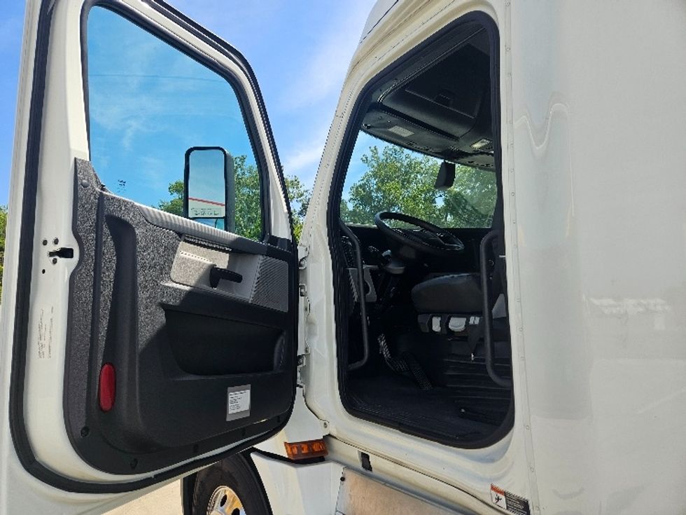 Sleeper Tractor-Heavy Duty Tractors-Freightliner-2020-T12664ST-Moberly-MO-544,277\n\t\tmiles-$ 61,250 - Image 9