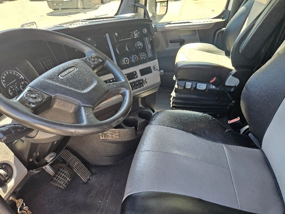 Sleeper Tractor-Heavy Duty Tractors-Freightliner-2020-T12664ST-Moberly-MO-558,653\n\t\tmiles-$ 60,250 - Image 10