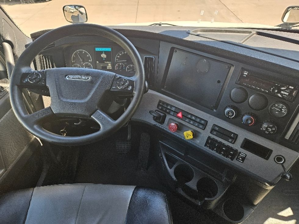 Sleeper Tractor-Heavy Duty Tractors-Freightliner-2020-T12664ST-Moberly-MO-558,653\n\t\tmiles-$ 60,250 - Image 11