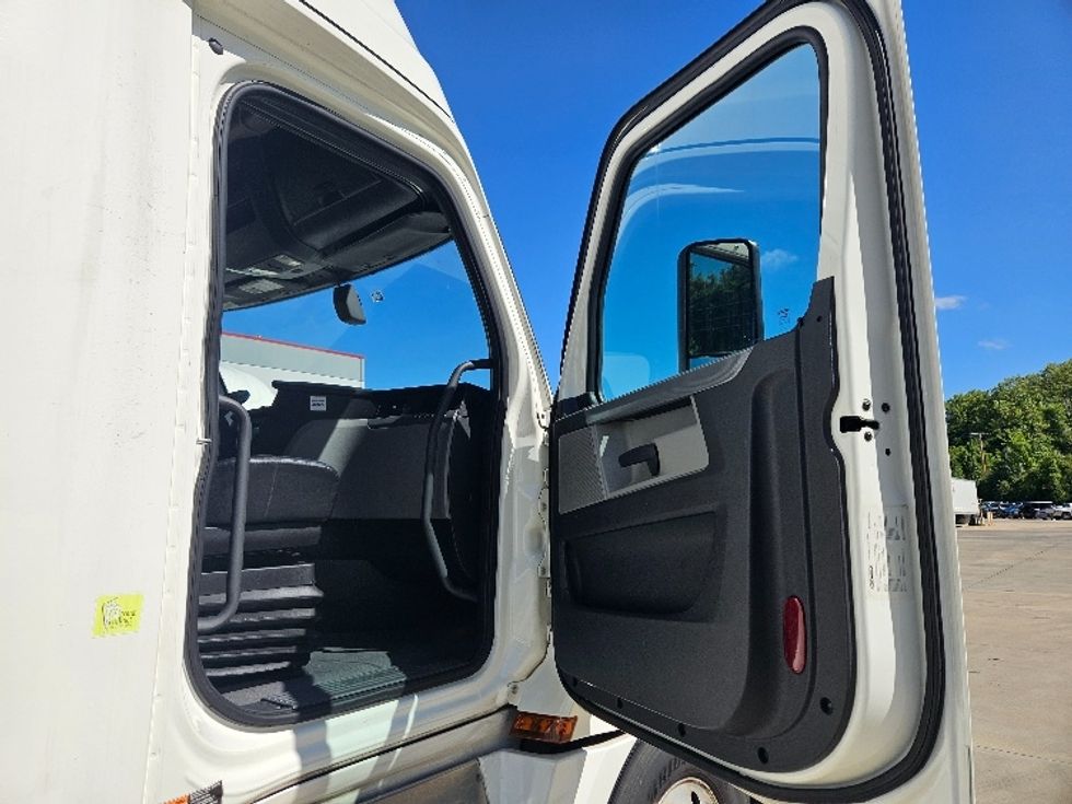 Sleeper Tractor-Heavy Duty Tractors-Freightliner-2020-T12664ST-Moberly-MO-558,653\n\t\tmiles-$ 60,250 - Image 13