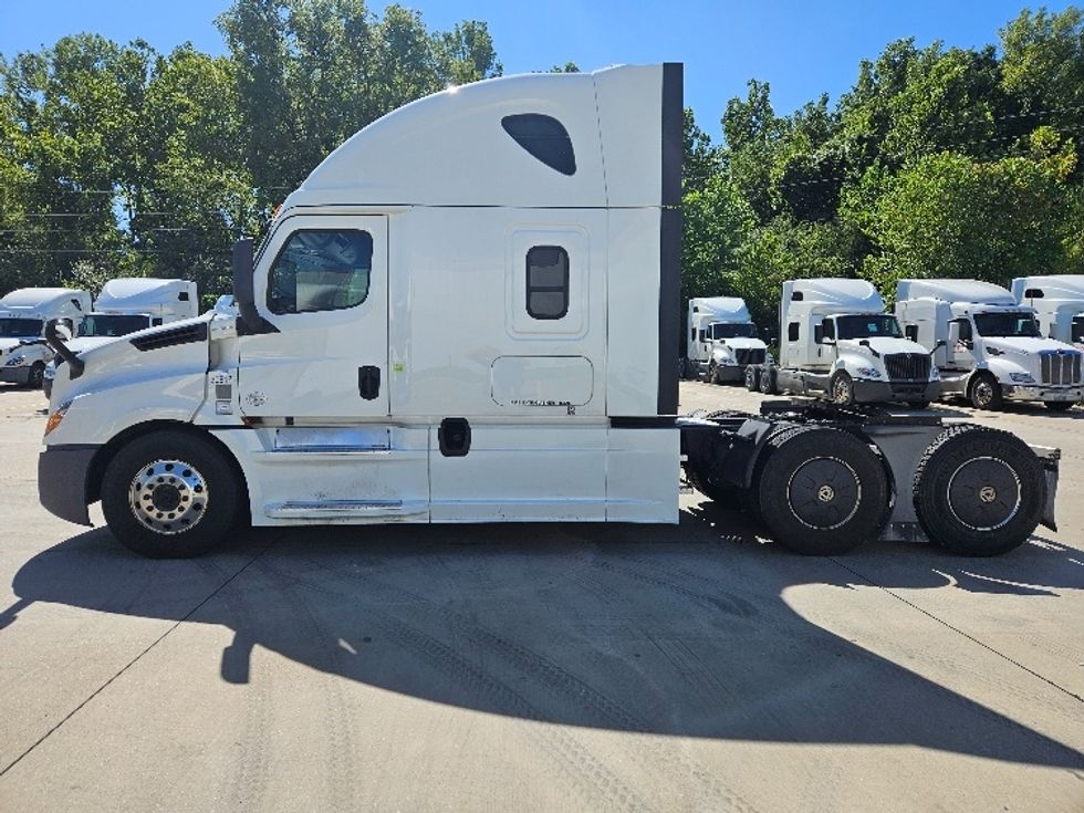 Sleeper Tractor-Heavy Duty Tractors-Freightliner-2020-T12664ST-Moberly-MO-558,653\n\t\tmiles-$ 60,250 - Image 4