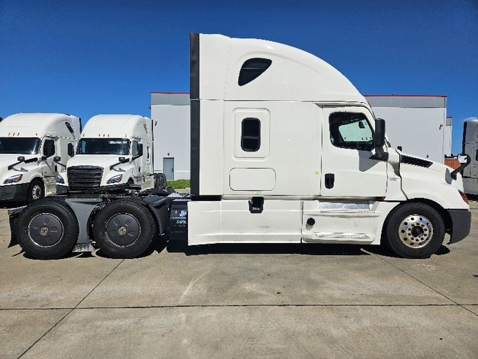 Sleeper Tractor-Heavy Duty Tractors-Freightliner-2020-T12664ST-Moberly-MO-558,653\n\t\tmiles-$ 60,250 - Image 8