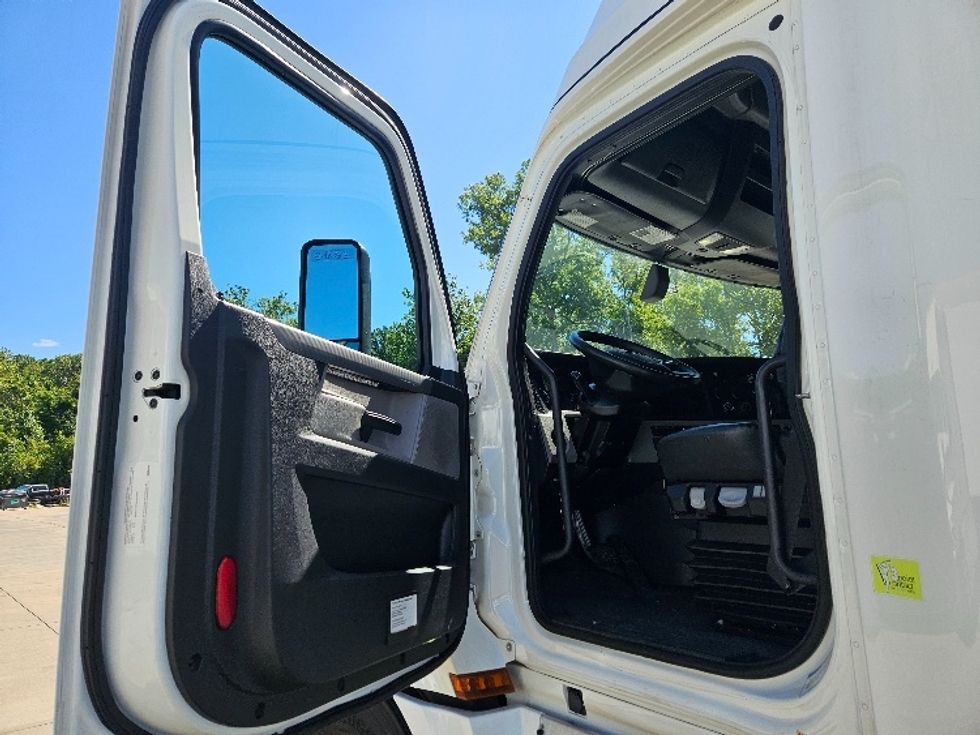 Sleeper Tractor-Heavy Duty Tractors-Freightliner-2020-T12664ST-Moberly-MO-558,653\n\t\tmiles-$ 60,250 - Image 9