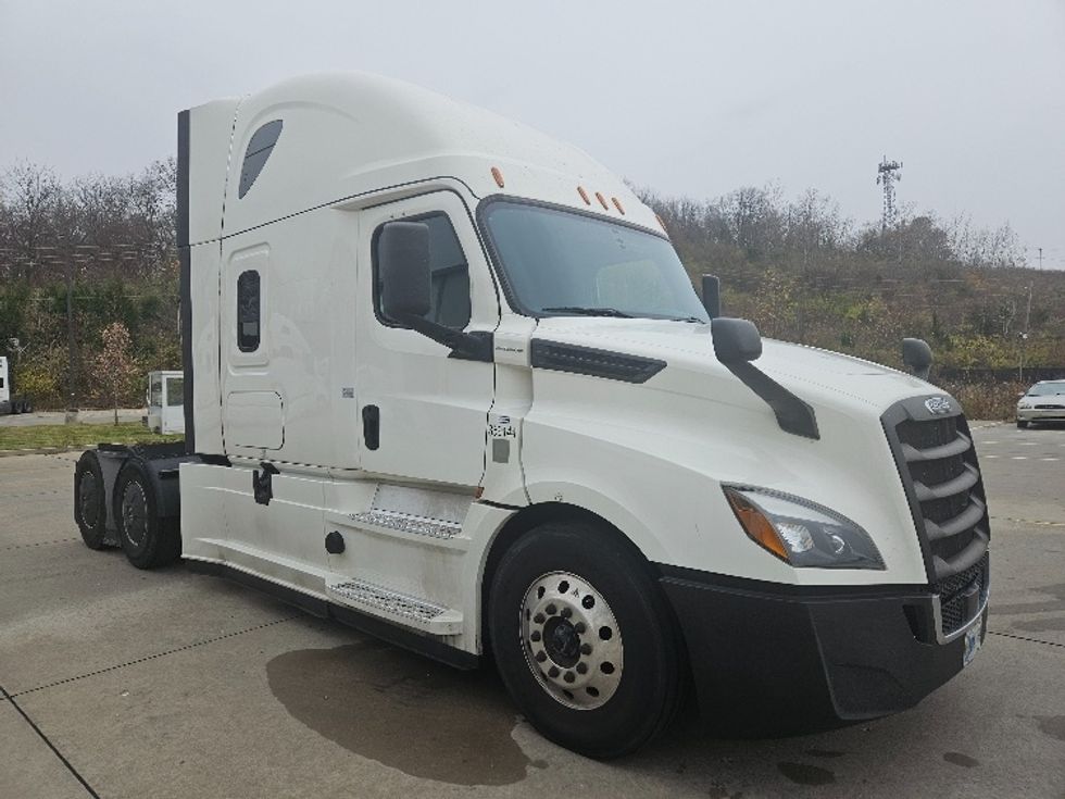 Sleeper Tractor-Heavy Duty Tractors-Freightliner-2020-T12664ST-Moberly-MO-563,401\n\t\tmiles-$ 59,000 - Image 1
