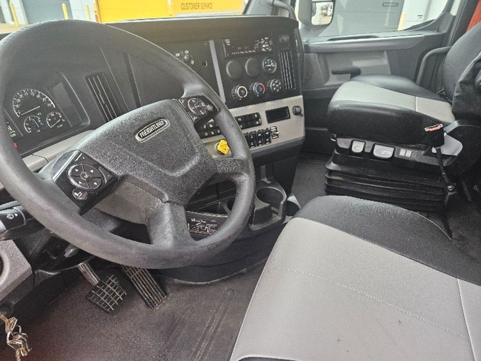 Sleeper Tractor-Heavy Duty Tractors-Freightliner-2020-T12664ST-Moberly-MO-563,401\n\t\tmiles-$ 59,000 - Image 10