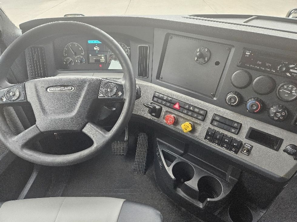 Sleeper Tractor-Heavy Duty Tractors-Freightliner-2020-T12664ST-Moberly-MO-563,401\n\t\tmiles-$ 59,000 - Image 11