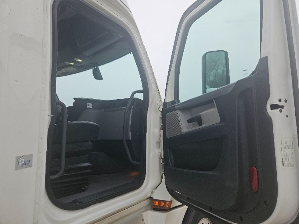 Sleeper Tractor-Heavy Duty Tractors-Freightliner-2020-T12664ST-Moberly-MO-563,401\n\t\tmiles-$ 59,000 - Image 13