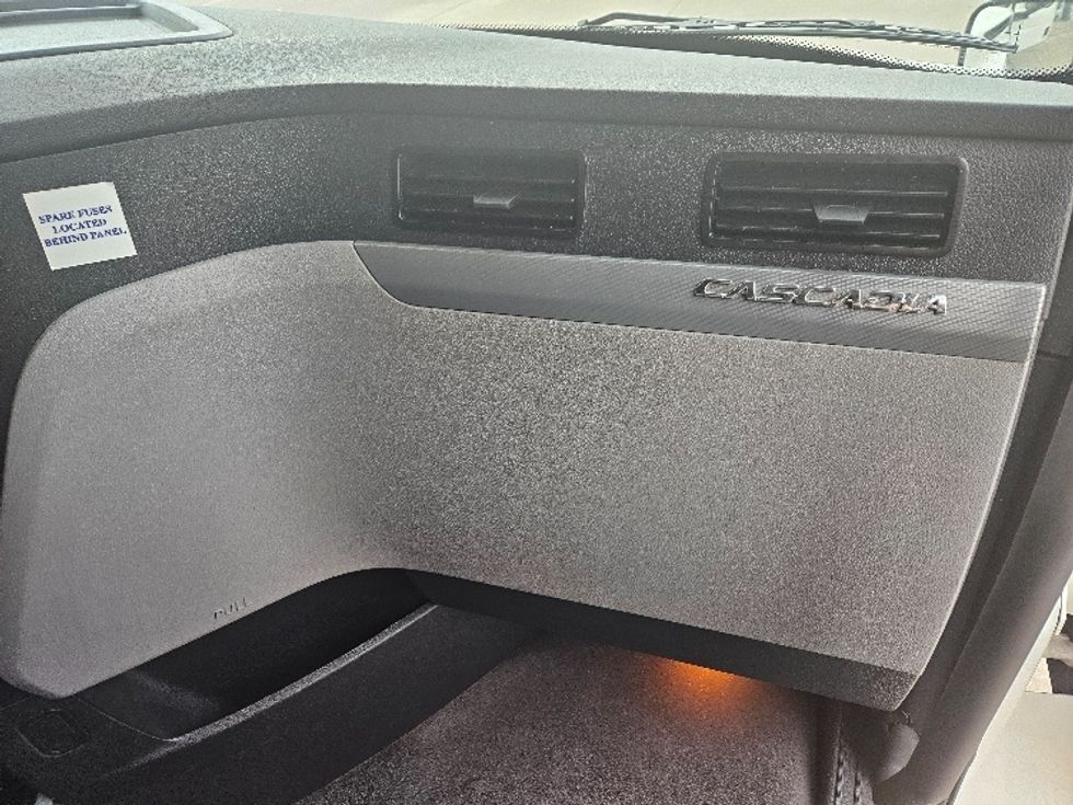 Sleeper Tractor-Heavy Duty Tractors-Freightliner-2020-T12664ST-Moberly-MO-563,401\n\t\tmiles-$ 59,000 - Image 14