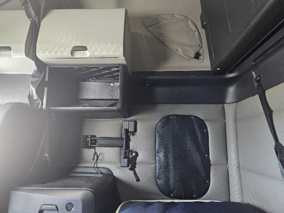 Sleeper Tractor-Heavy Duty Tractors-Freightliner-2020-T12664ST-Moberly-MO-563,401\n\t\tmiles-$ 59,000 - Image 19