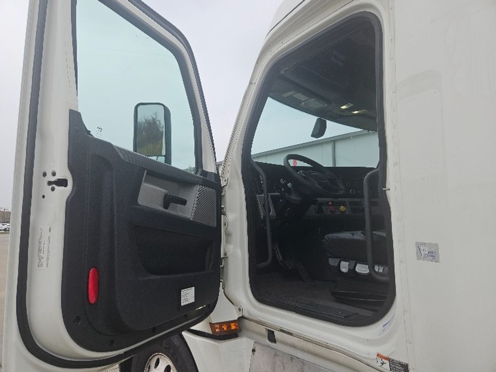 Sleeper Tractor-Heavy Duty Tractors-Freightliner-2020-T12664ST-Moberly-MO-563,401\n\t\tmiles-$ 59,000 - Image 9