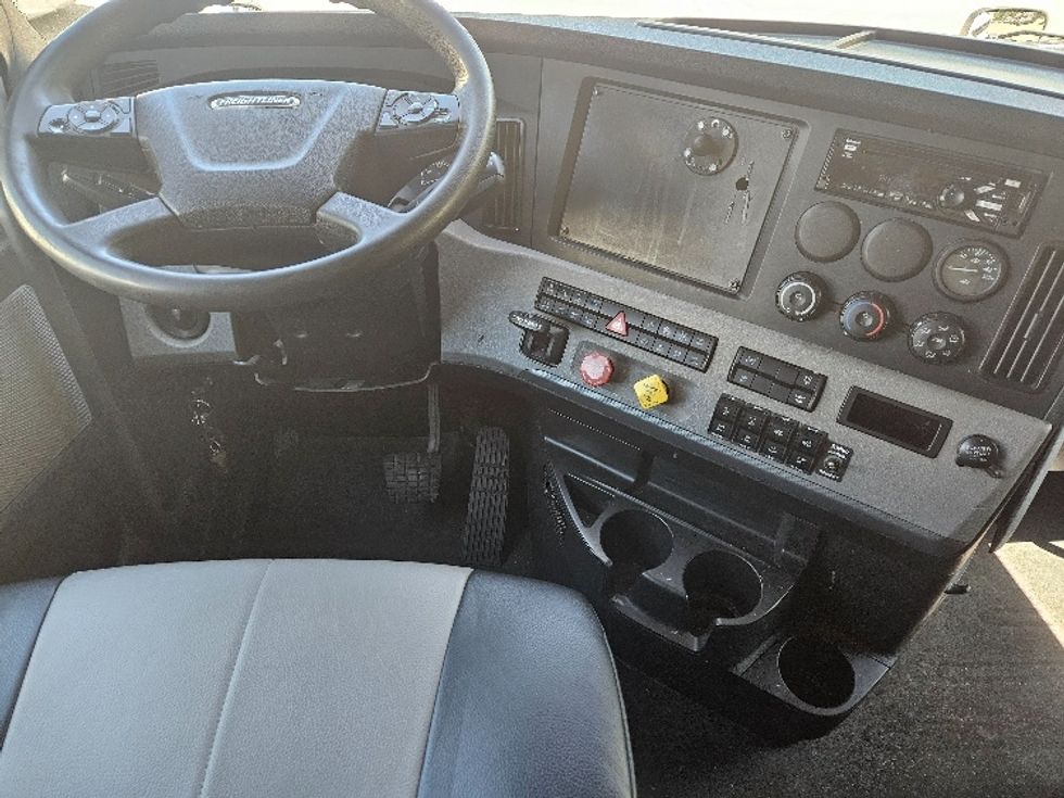 Sleeper Tractor-Heavy Duty Tractors-Freightliner-2020-T12664ST-Moberly-MO-579,187\n\t\tmiles-$ 56,750 - Image 11