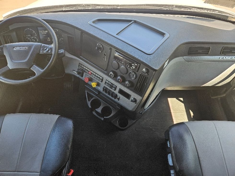 Sleeper Tractor-Heavy Duty Tractors-Freightliner-2020-T12664ST-Moberly-MO-579,187\n\t\tmiles-$ 56,750 - Image 12
