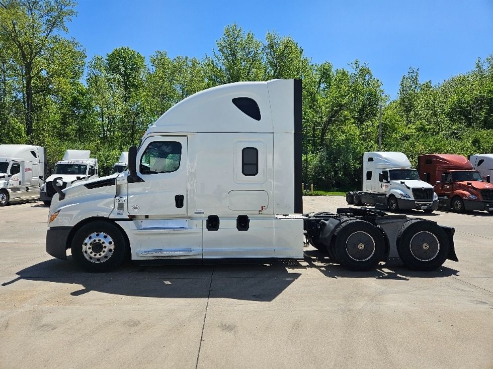 Sleeper Tractor-Heavy Duty Tractors-Freightliner-2020-T12664ST-Moberly-MO-579,187\n\t\tmiles-$ 56,750 - Image 4