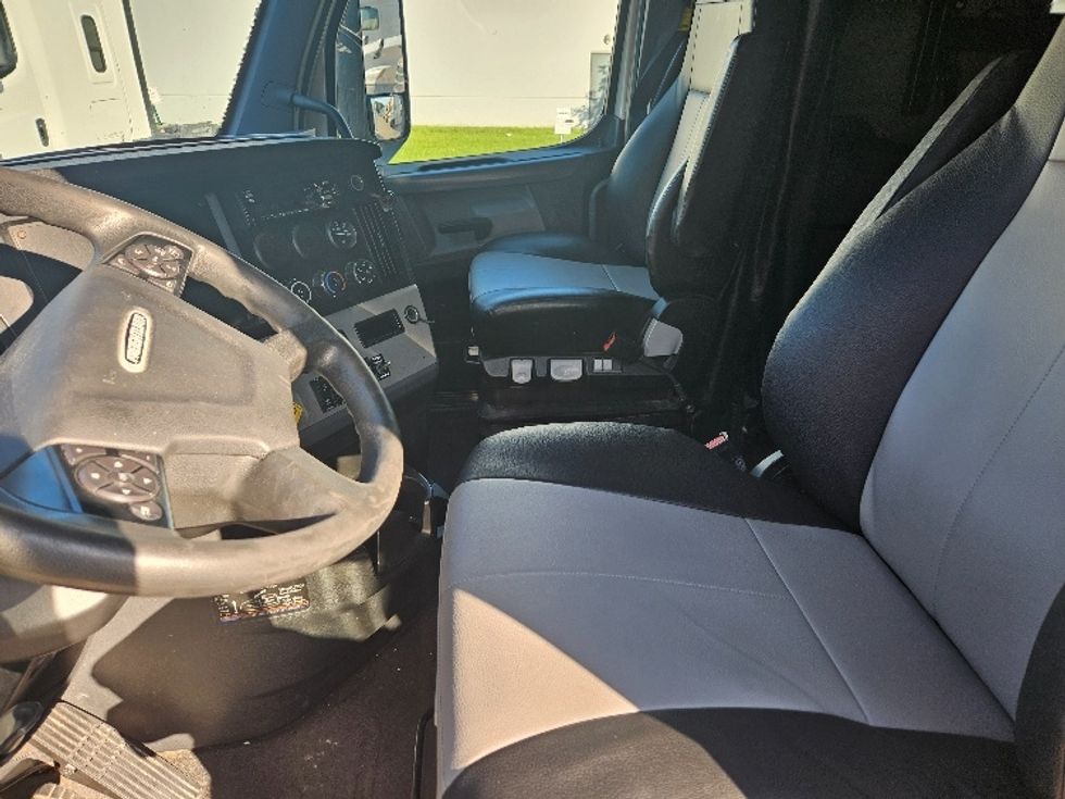 Sleeper Tractor-Heavy Duty Tractors-Freightliner-2020-T12664ST-Moberly-MO-584,400\n\t\tmiles-$ 58,250 - Image 10