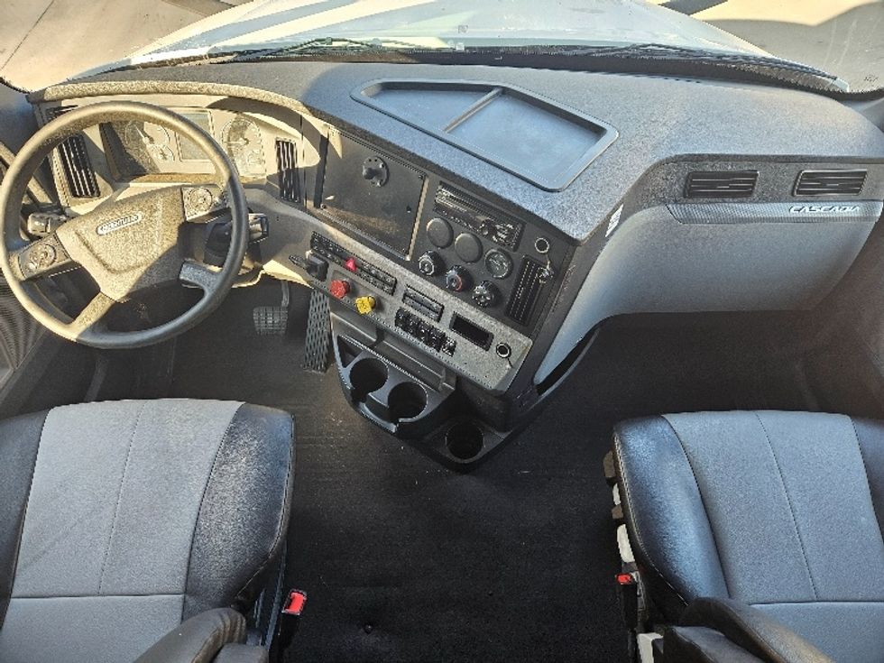 Sleeper Tractor-Heavy Duty Tractors-Freightliner-2020-T12664ST-Moberly-MO-584,400\n\t\tmiles-$ 58,250 - Image 12