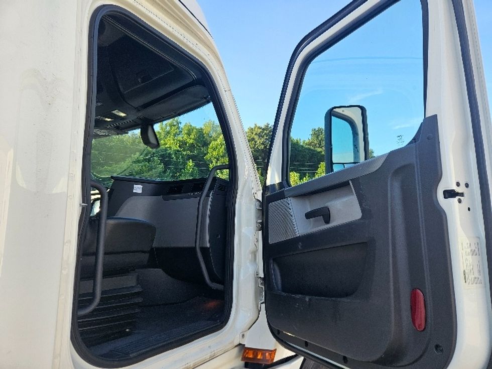 Sleeper Tractor-Heavy Duty Tractors-Freightliner-2020-T12664ST-Moberly-MO-584,400\n\t\tmiles-$ 58,250 - Image 13