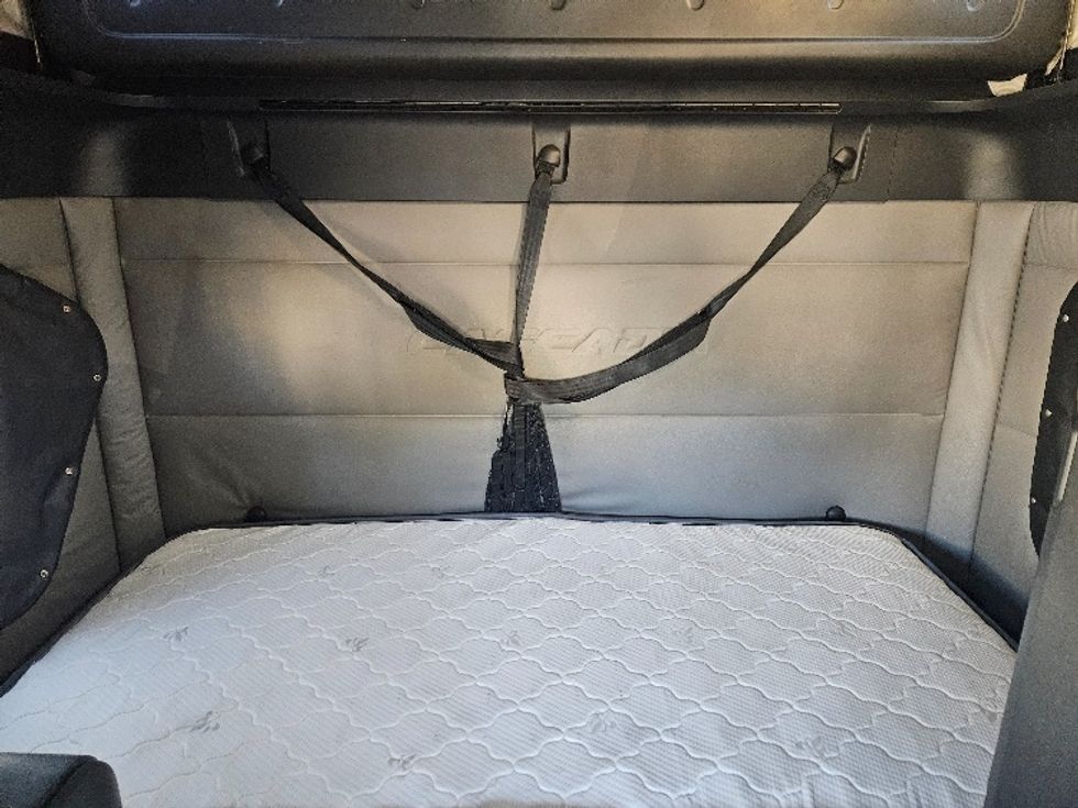 Sleeper Tractor-Heavy Duty Tractors-Freightliner-2020-T12664ST-Moberly-MO-584,400\n\t\tmiles-$ 58,250 - Image 16