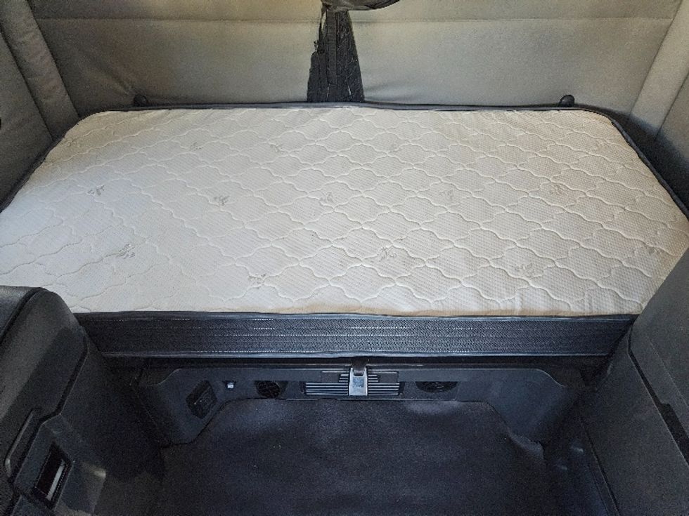 Sleeper Tractor-Heavy Duty Tractors-Freightliner-2020-T12664ST-Moberly-MO-584,400\n\t\tmiles-$ 58,250 - Image 17