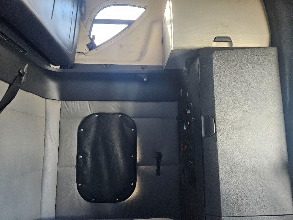 Sleeper Tractor-Heavy Duty Tractors-Freightliner-2020-T12664ST-Moberly-MO-584,400\n\t\tmiles-$ 58,250 - Image 18