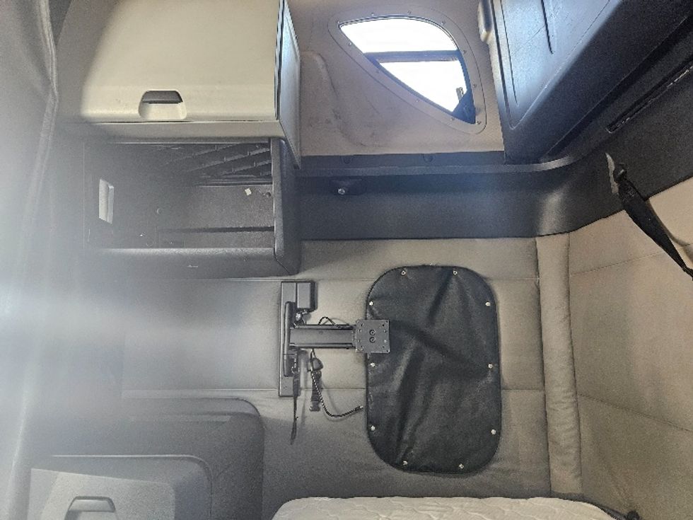 Sleeper Tractor-Heavy Duty Tractors-Freightliner-2020-T12664ST-Moberly-MO-584,400\n\t\tmiles-$ 58,250 - Image 19