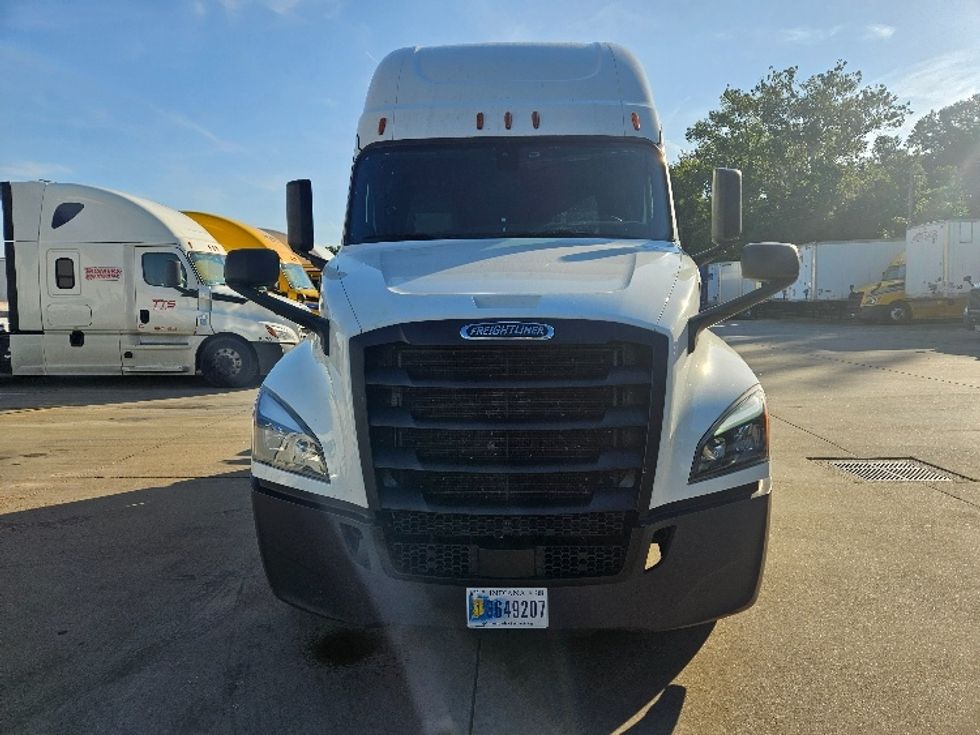 2020 Freightliner Cascadia 126" Sleeper Cab photo 2