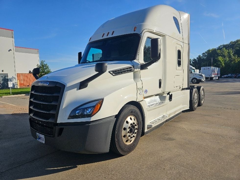 2020 Freightliner Cascadia 126" Sleeper Cab photo 3