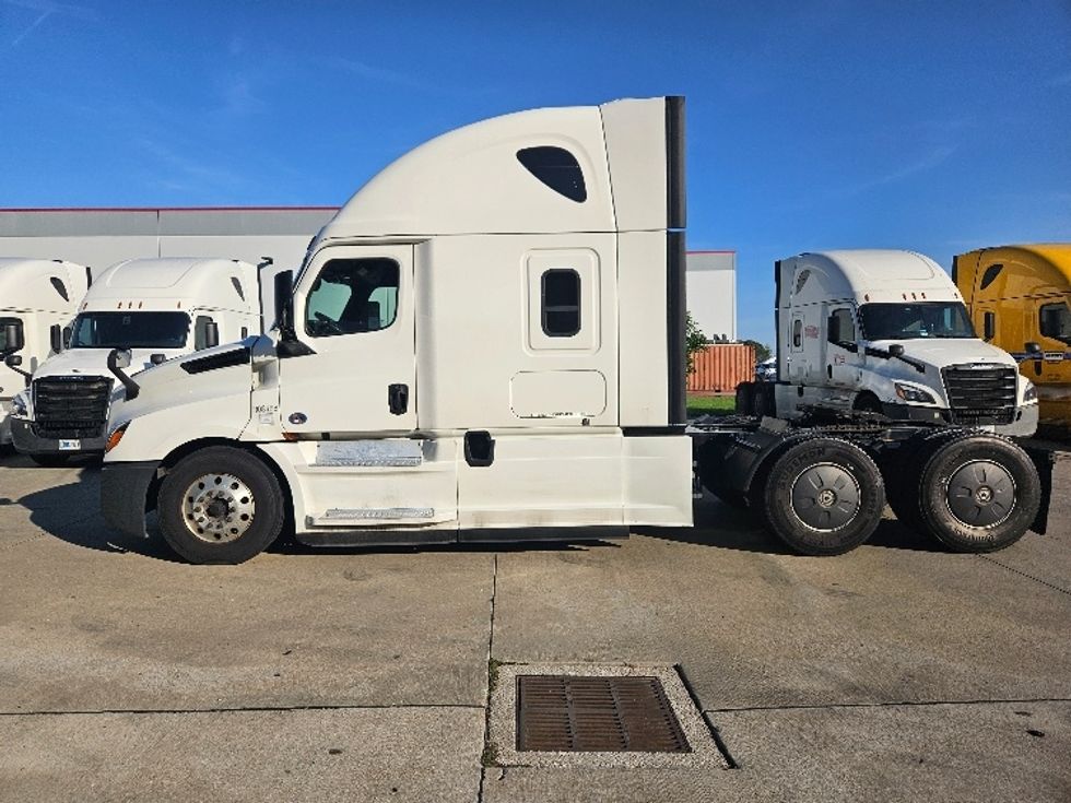 2020 Freightliner Cascadia 126" Sleeper Cab photo 4