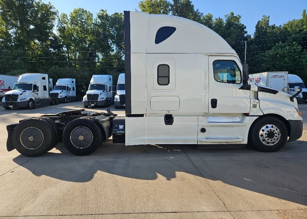 Sleeper Tractor-Heavy Duty Tractors-Freightliner-2020-T12664ST-Moberly-MO-584,400\n\t\tmiles-$ 58,250 - Image 8